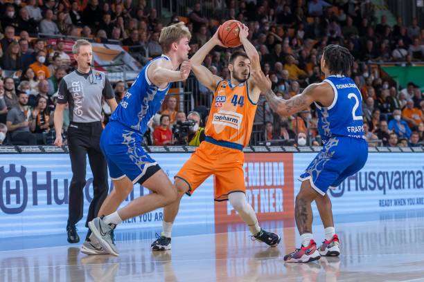 球队依旧严 球队依旧严